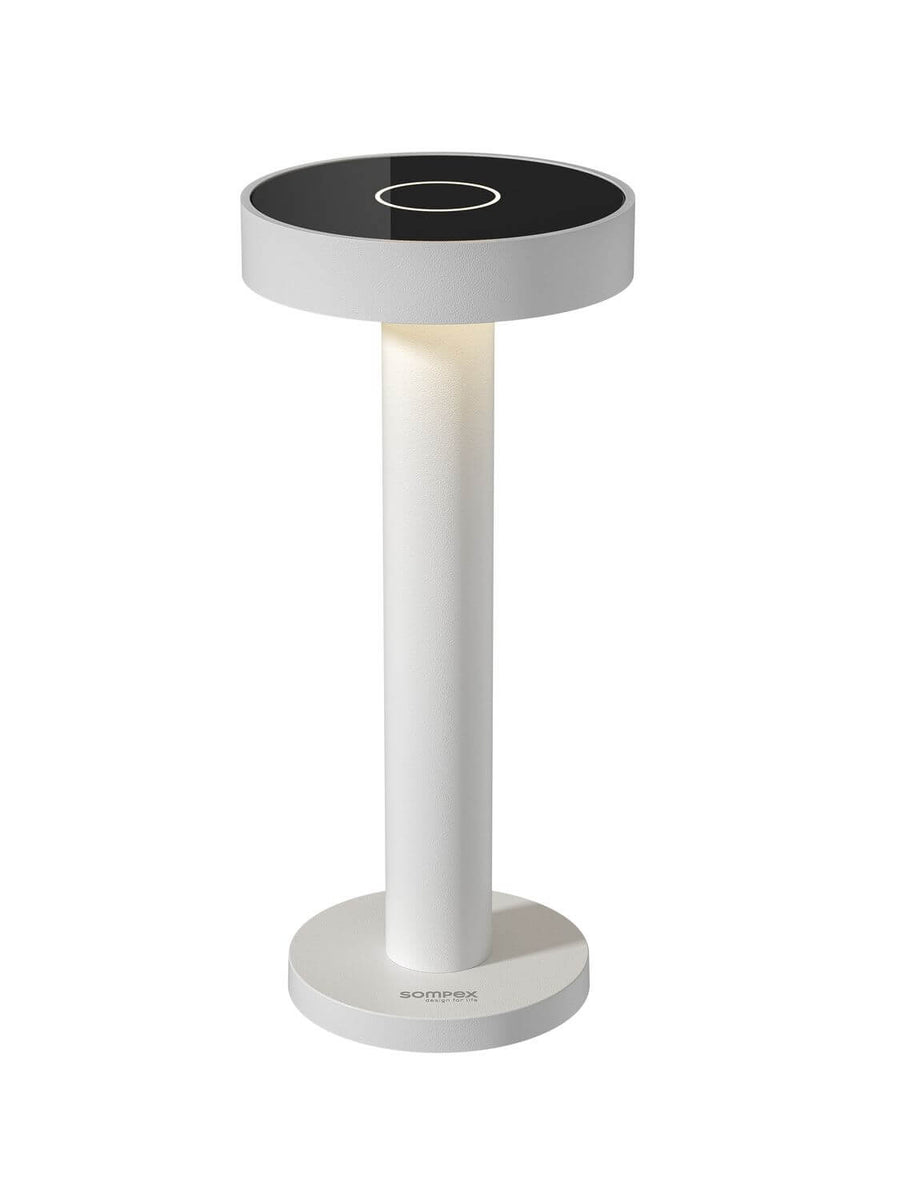 Lampe à poser blanche sans fil, forme cylindrique, vue de face sur fond blanc.