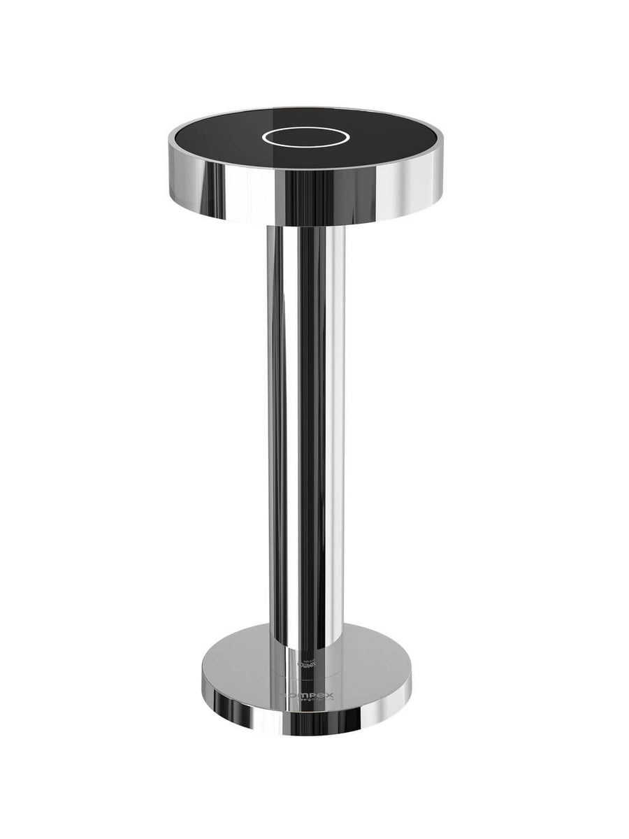 Lampe à poser chromée sans fil, produit de face sur fond blanc, structure cylindrique.