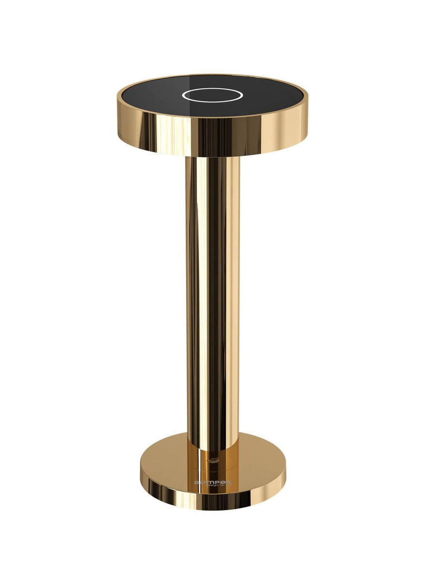 Lampe à poser dorée sans fil vue de face sur fond blanc, plateau noir