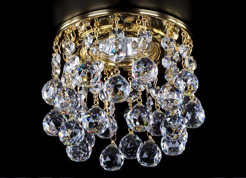 Luminaire plafond doré avec grappes de boules en cristal taillé sur fond noir