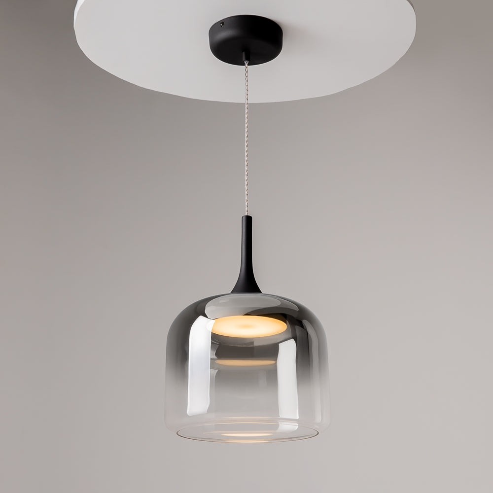Vue en situation sous plafond blanc, le verre fumé diffuse une lumière chaude