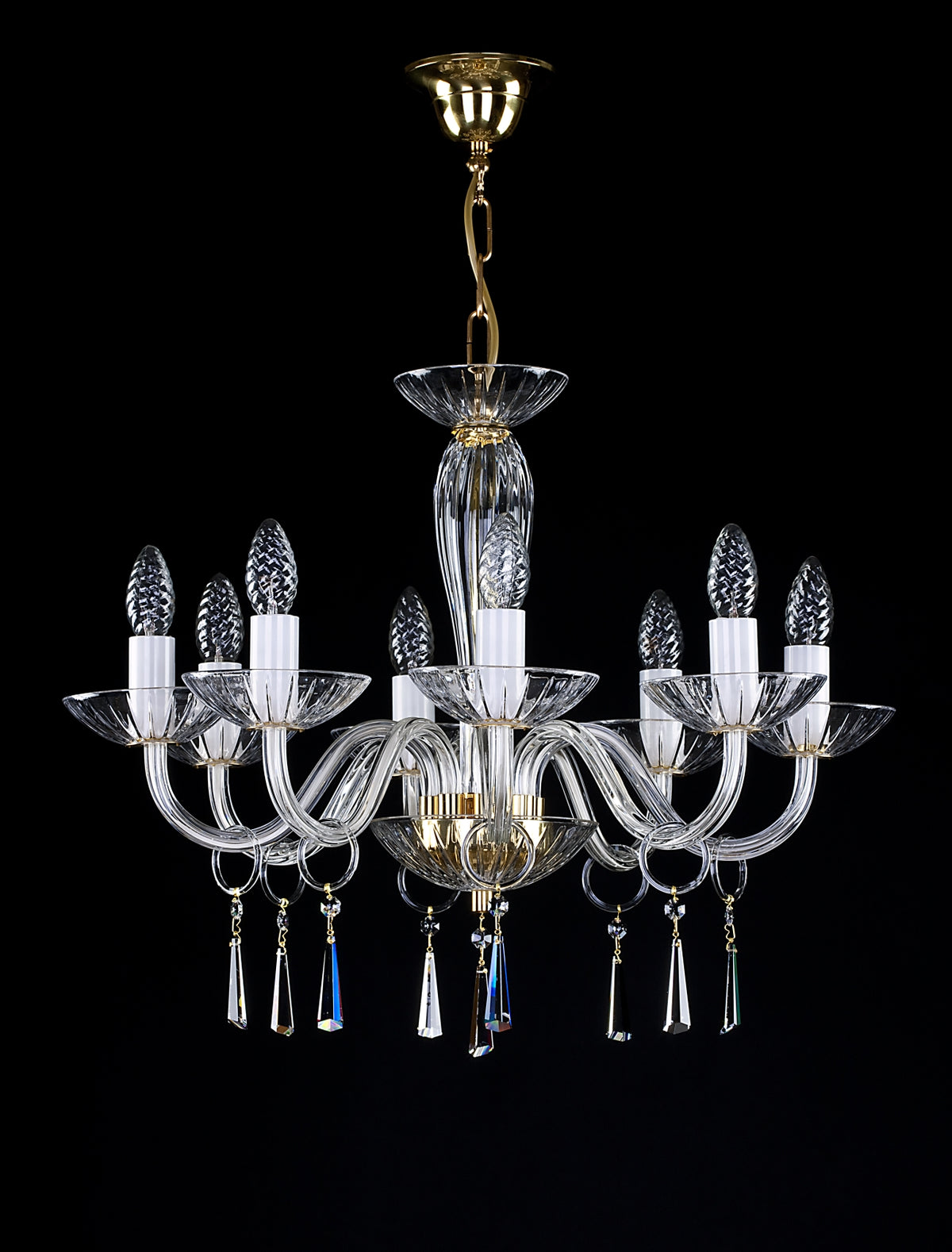 Lustre en verre transparent à huit bras, monture dorée, fond noir, vue de face
