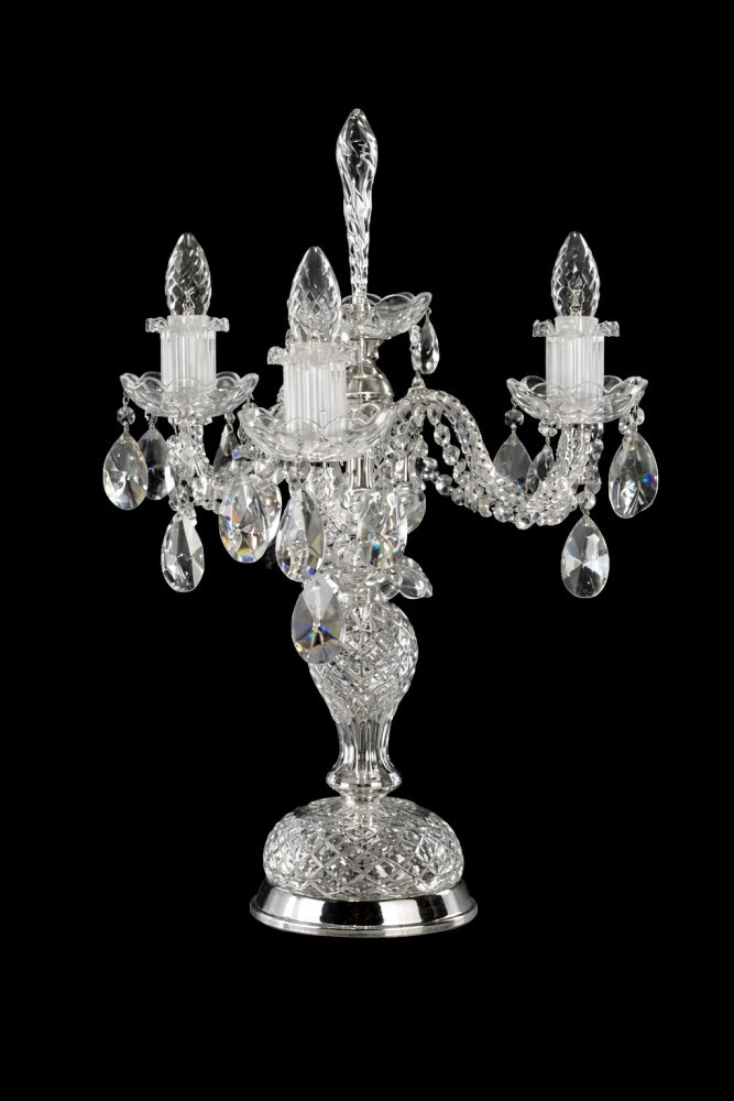 Lampe à poser en cristal à trois bras éteinte, fond noir