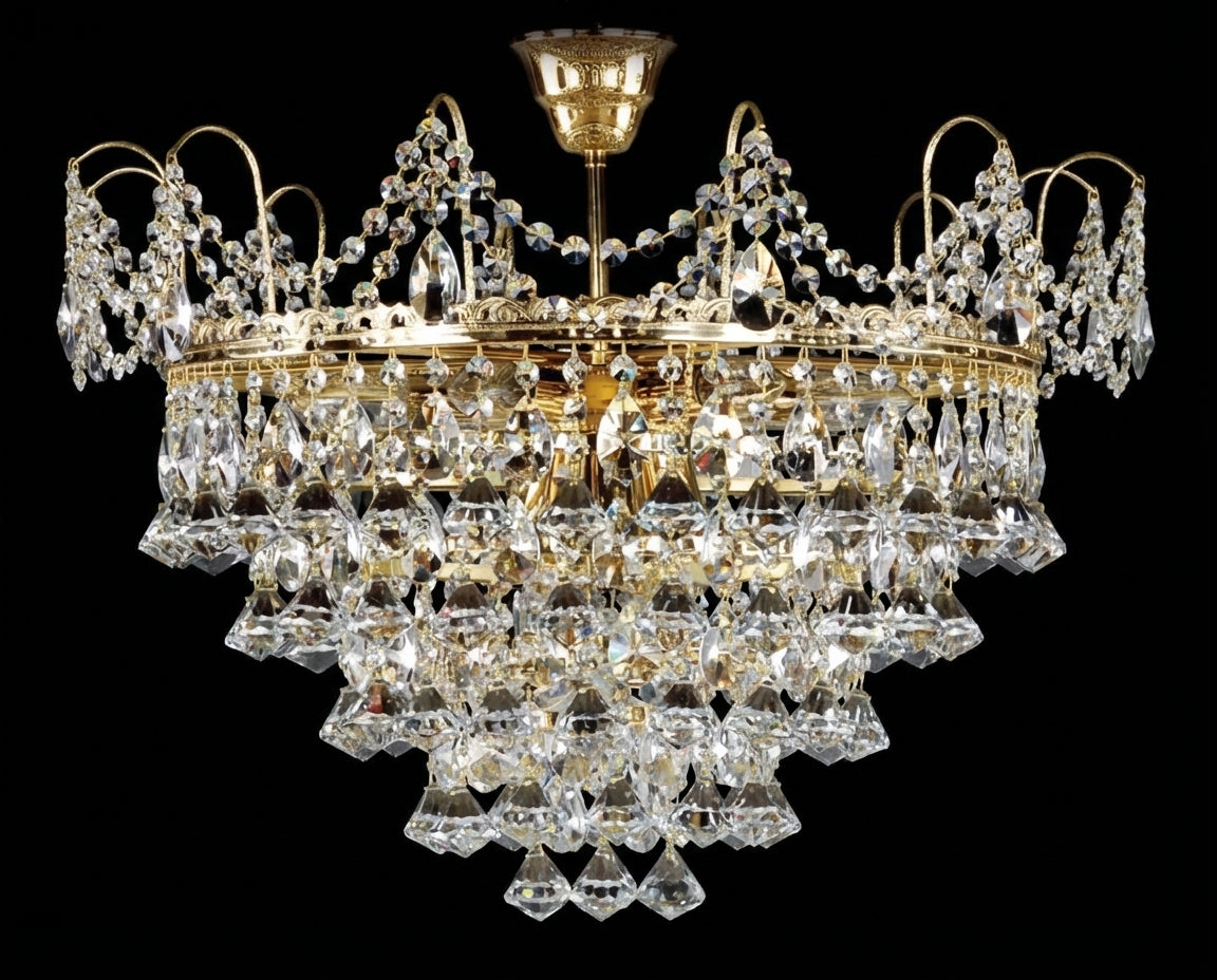 Lustre plafonnier doré éteint, vue de face sur fond noir, pampilles de cristal transparentes.