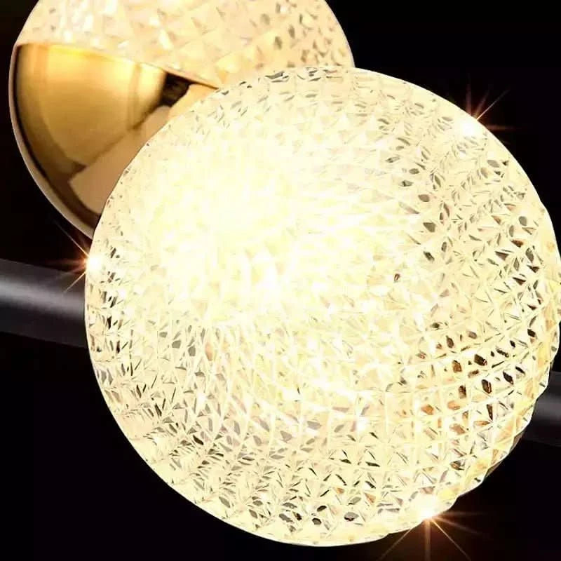 Gros plan sur une sphère en verre moucheté, fortement éclairée de l'intérieur.