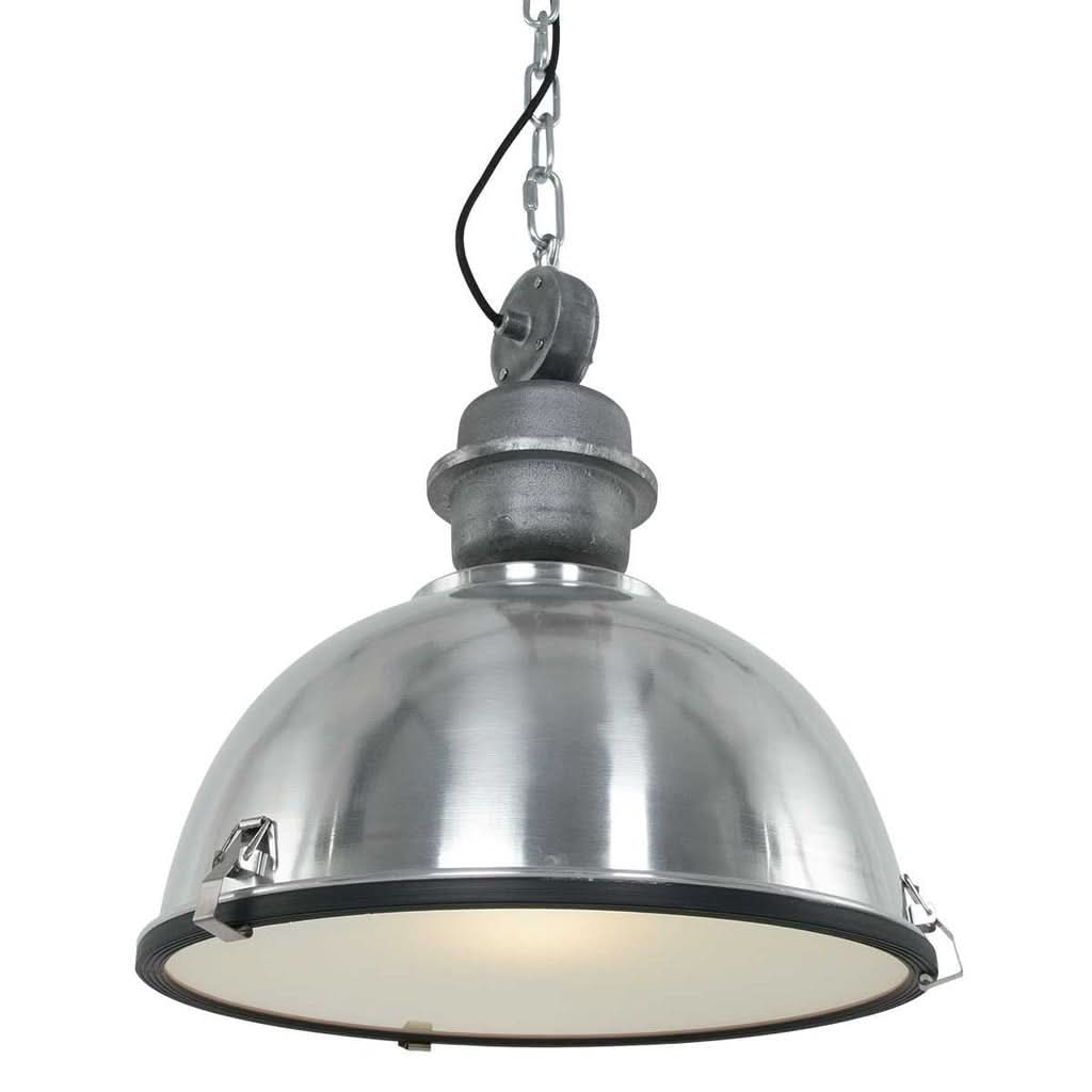 Vue de face du luminaire suspendu avec abat-jour bombé en acier brossé