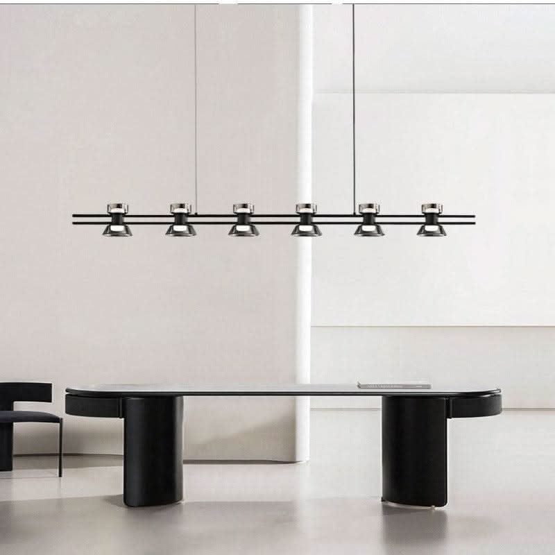 Grande suspension noire à six lumières au-dessus d'une table ovale noire