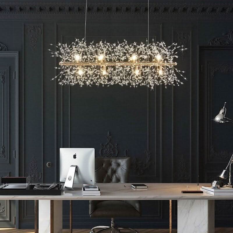 Suspension cristal dorée éclairant un bureau avec ordinateur et boiseries sombres