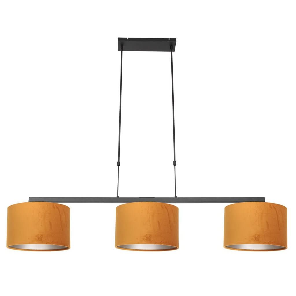 Suspension linéaire noire avec trois abat-jours cylindriques ocre, vue de face