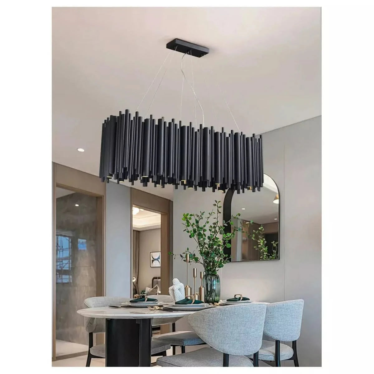 Version noire suspendue au-dessus d'une table ronde en marbre, miroir en arche au mur.