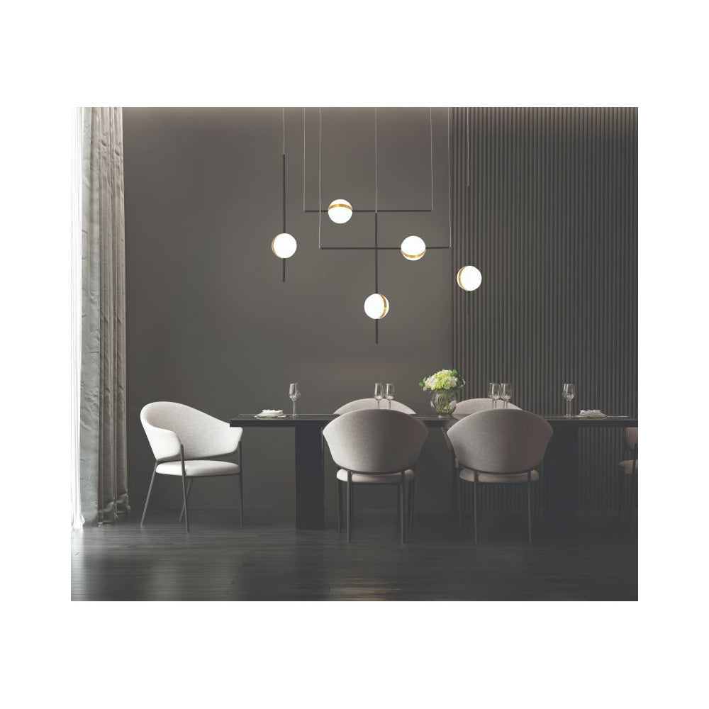 Mise en ambiance au-dessus d'une table de salle à manger sombre et chaises claires.