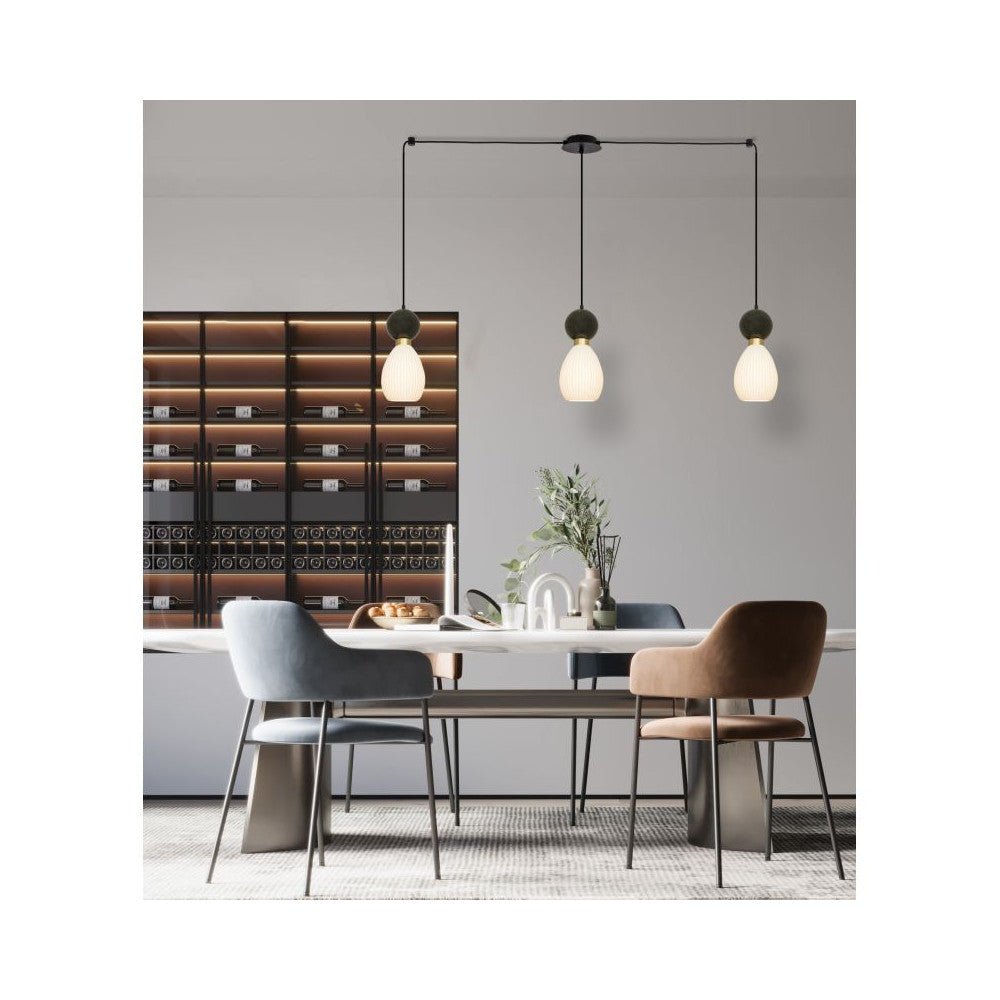 Mise en ambiance au-dessus d'une table de salle à manger, suspension linéaire allumée.