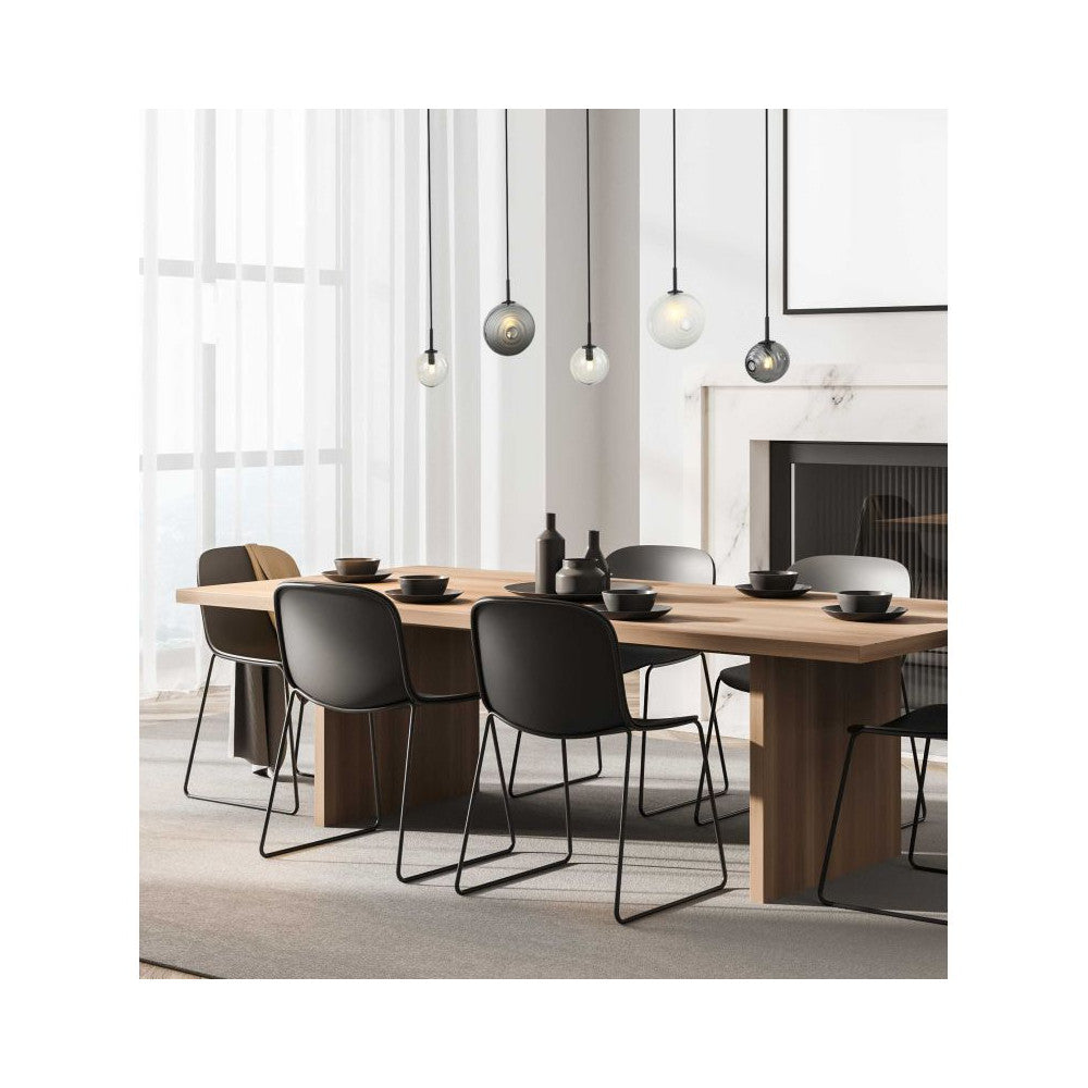 Mise en ambiance au-dessus d'une table à manger en bois dans un intérieur clair