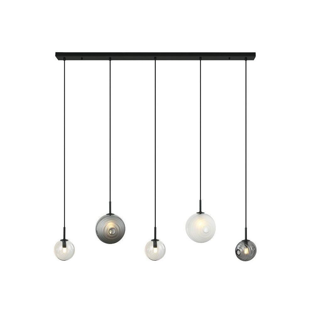 Vue de face du luminaire cinq globes suspendus sous un bandeau noir rectangulaire