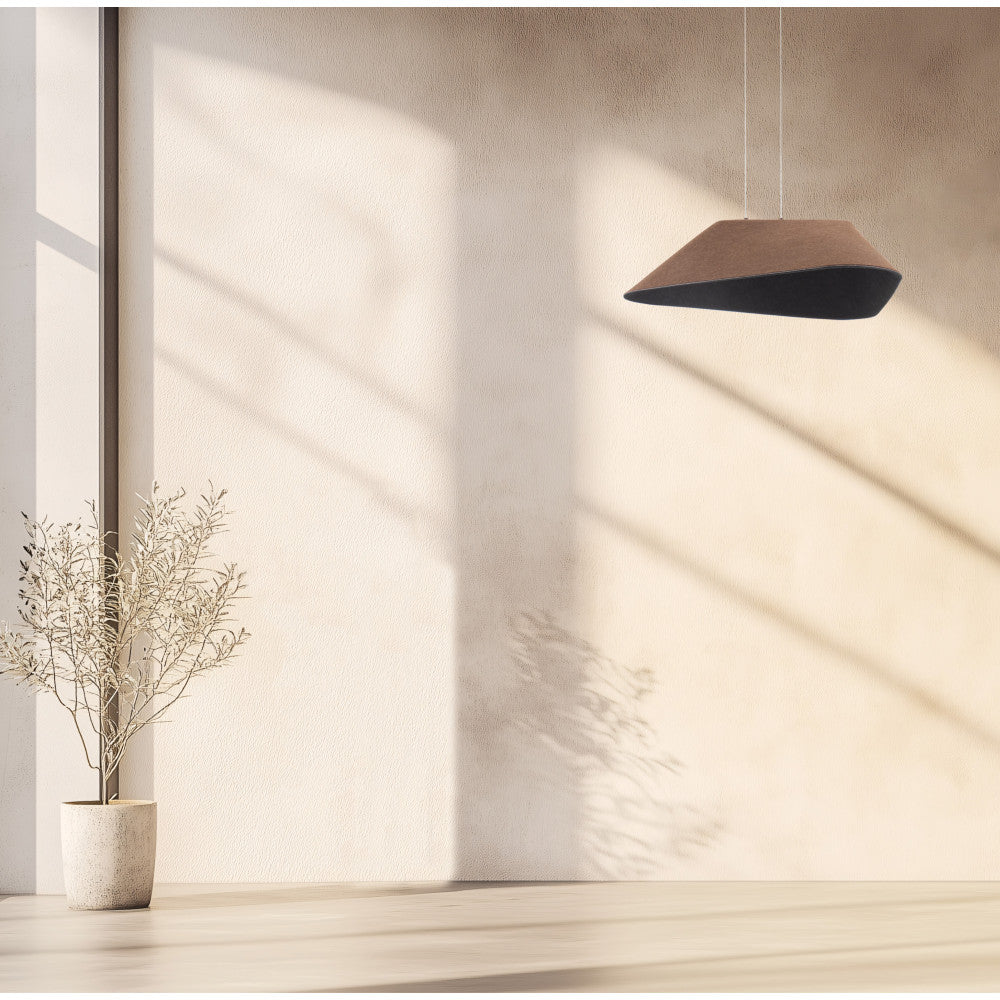 Luminaire suspendu devant un mur crème, ombres de fenêtre et plante en pot