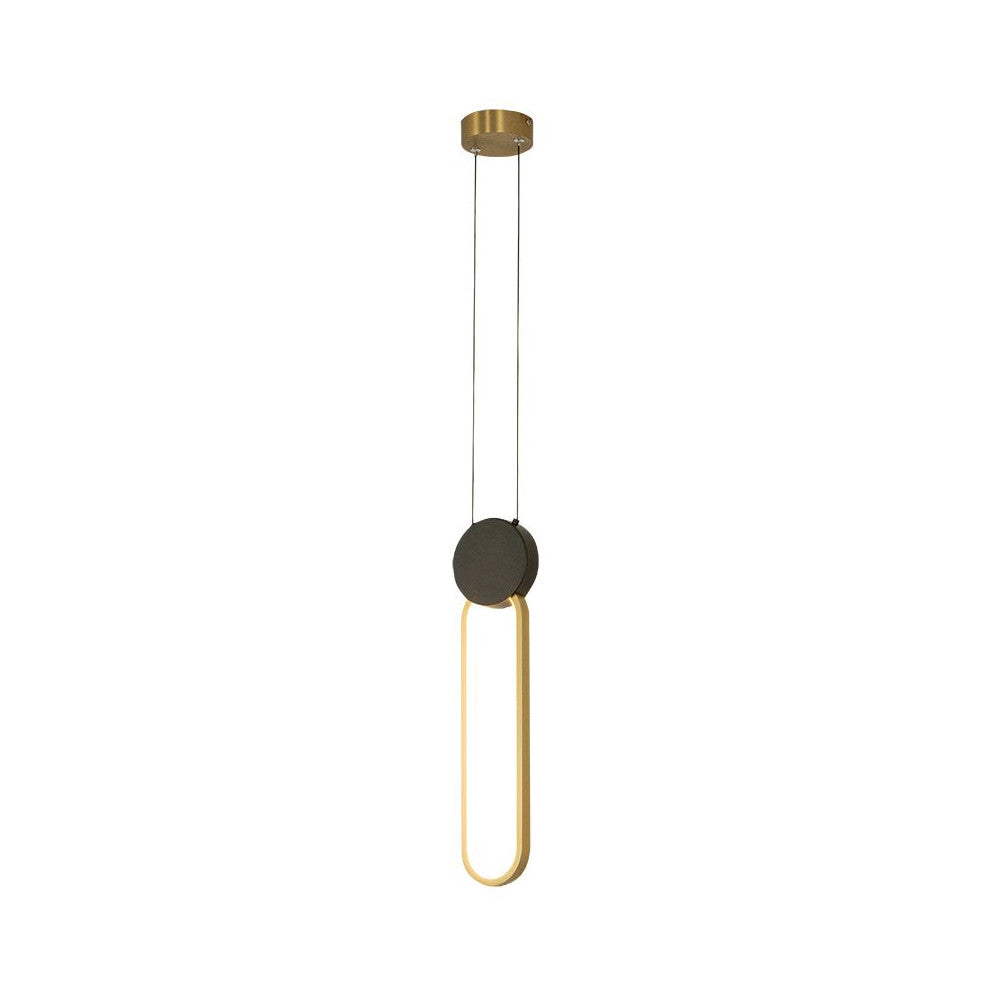 Suspension dorée vue de face, anneau ovale allongé sous un disque noir mat