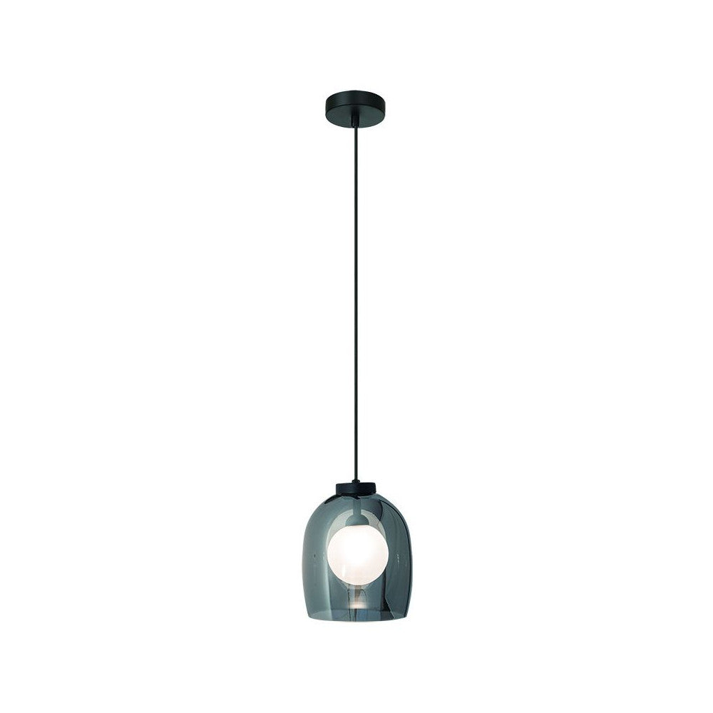 Suspension noire avec abat-jour en verre fumé et ampoule allumée, vue de face.
