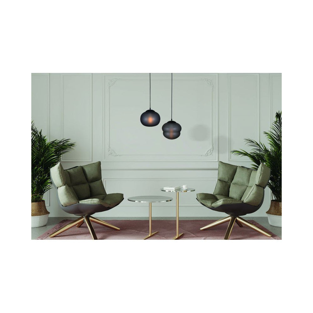 Mise en ambiance de deux suspensions noires au-dessus de fauteuils verts et tables basses