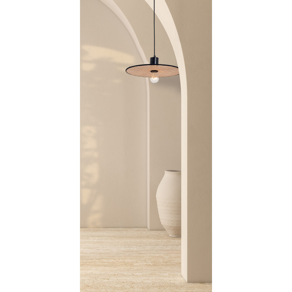 Mise en ambiance sous une arche, luminaire suspendu devant un vase en céramique