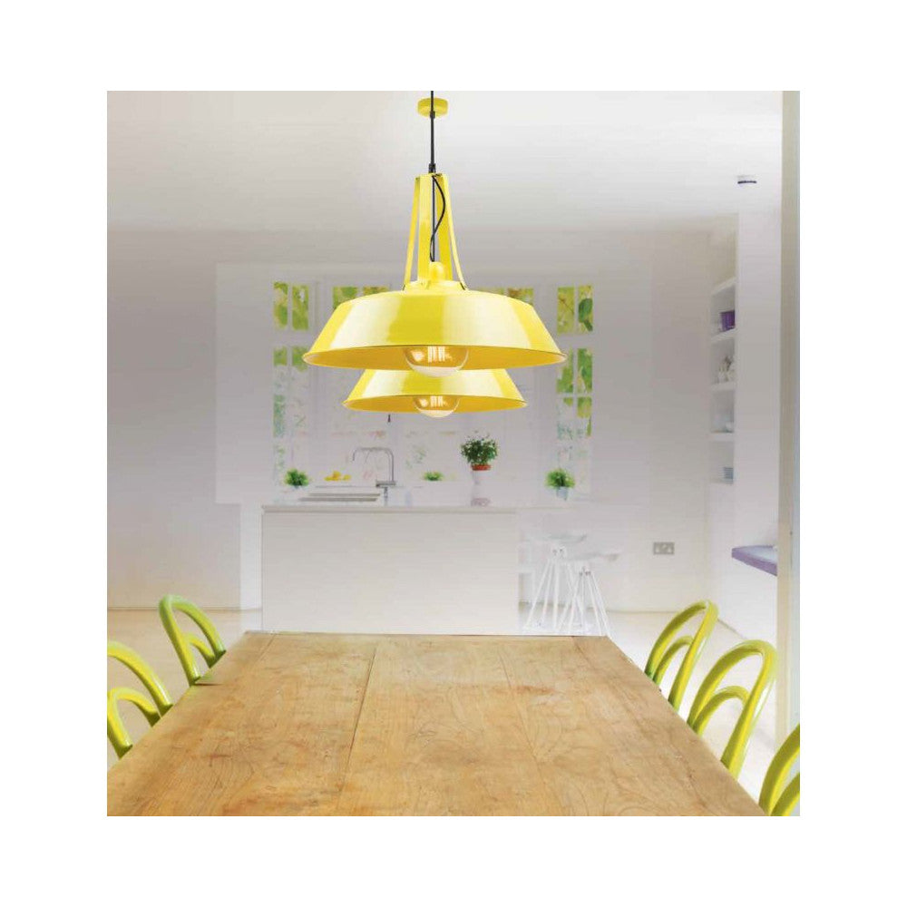 Mise en ambiance cuisine avec deux suspensions jaunes au-dessus d'une table en bois.