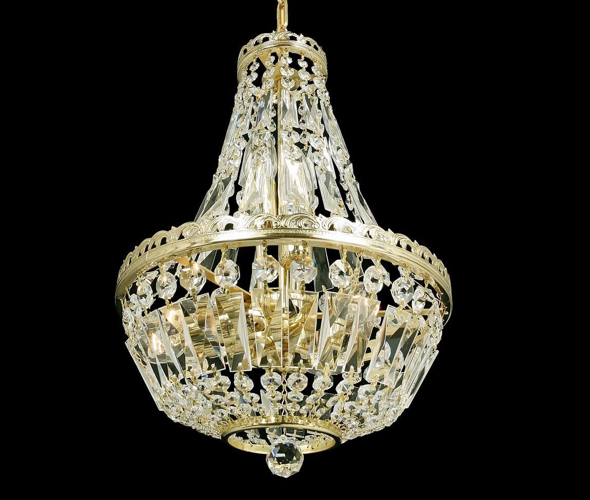 Lustre en cristal doré suspendu, vu de face sur fond noir