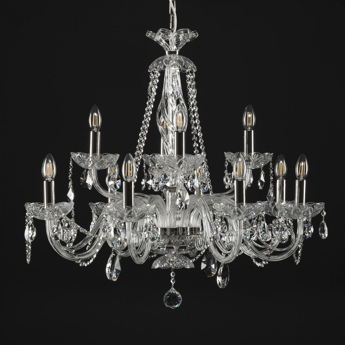 Lustre en cristal à douze bras, vue de face sur fond noir