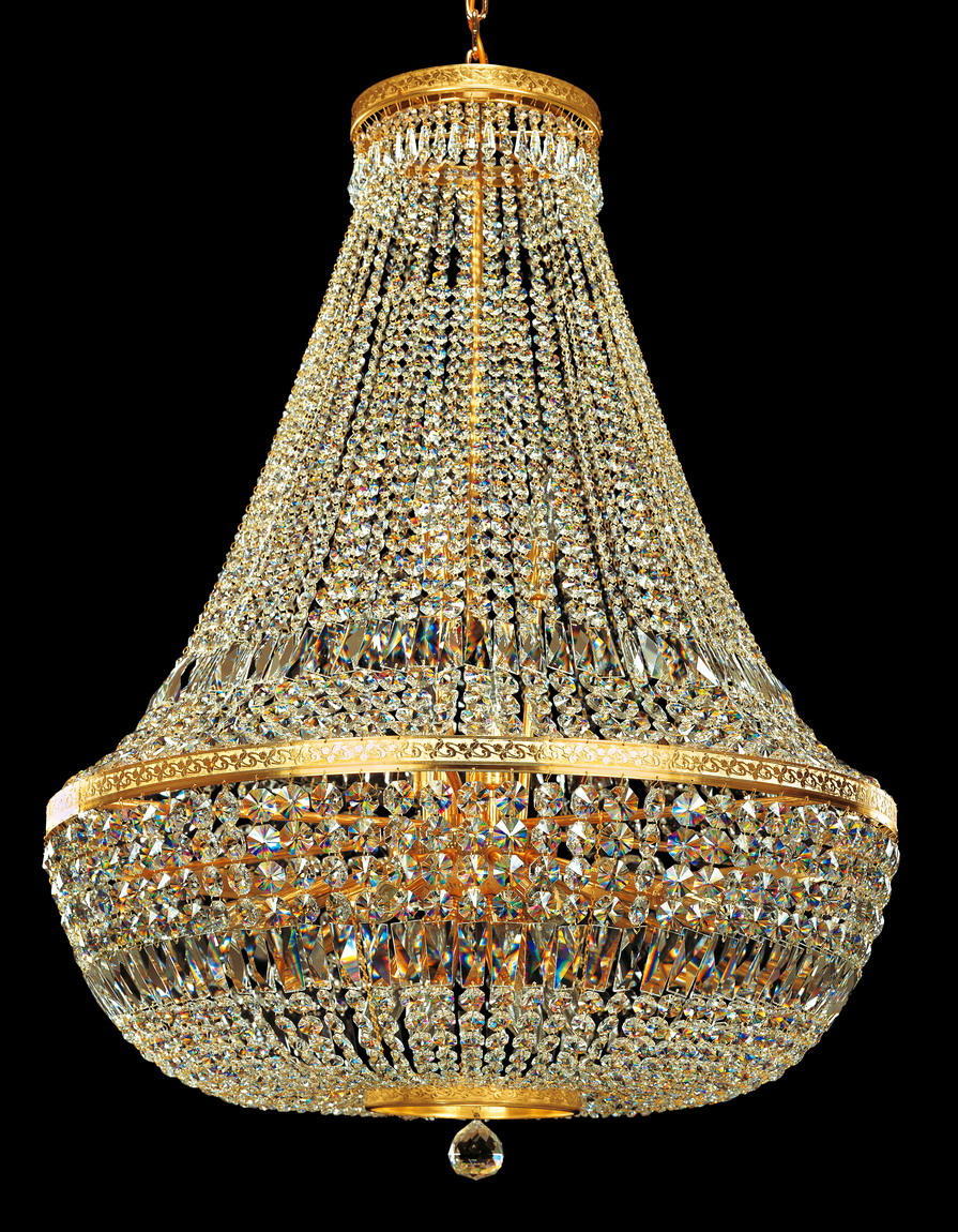 Lustre en cristal doré vu de face, forme de dôme inversé sur fond noir.