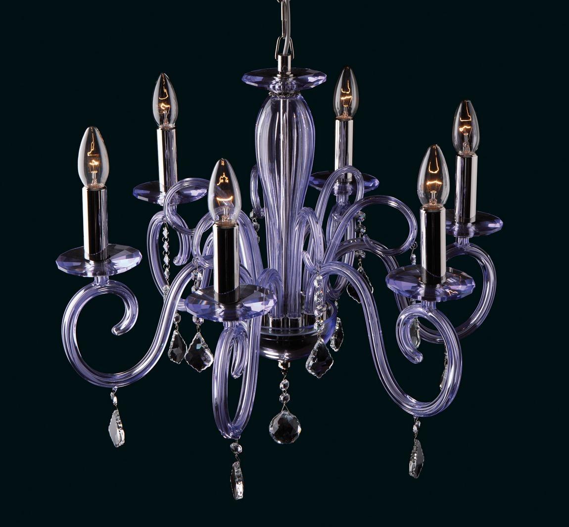Lustre en verre violet à six bras recourbés, vue de face sur fond noir