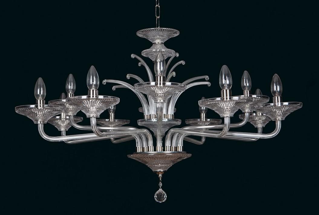 Lustre en verre transparent à huit bras, vue de face sur fond noir