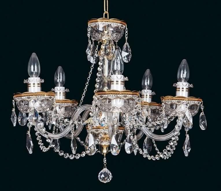 Lustre en cristal à cinq bras, produit de face sur fond noir
