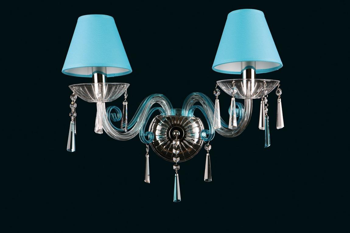 Applique murale deux bras, abat-jours bleus coniques, bras en verre courbé et pendentifs cristal