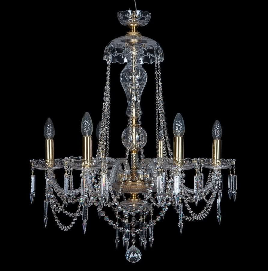 Lustre en cristal à six bras lumineux, vue de face sur fond noir