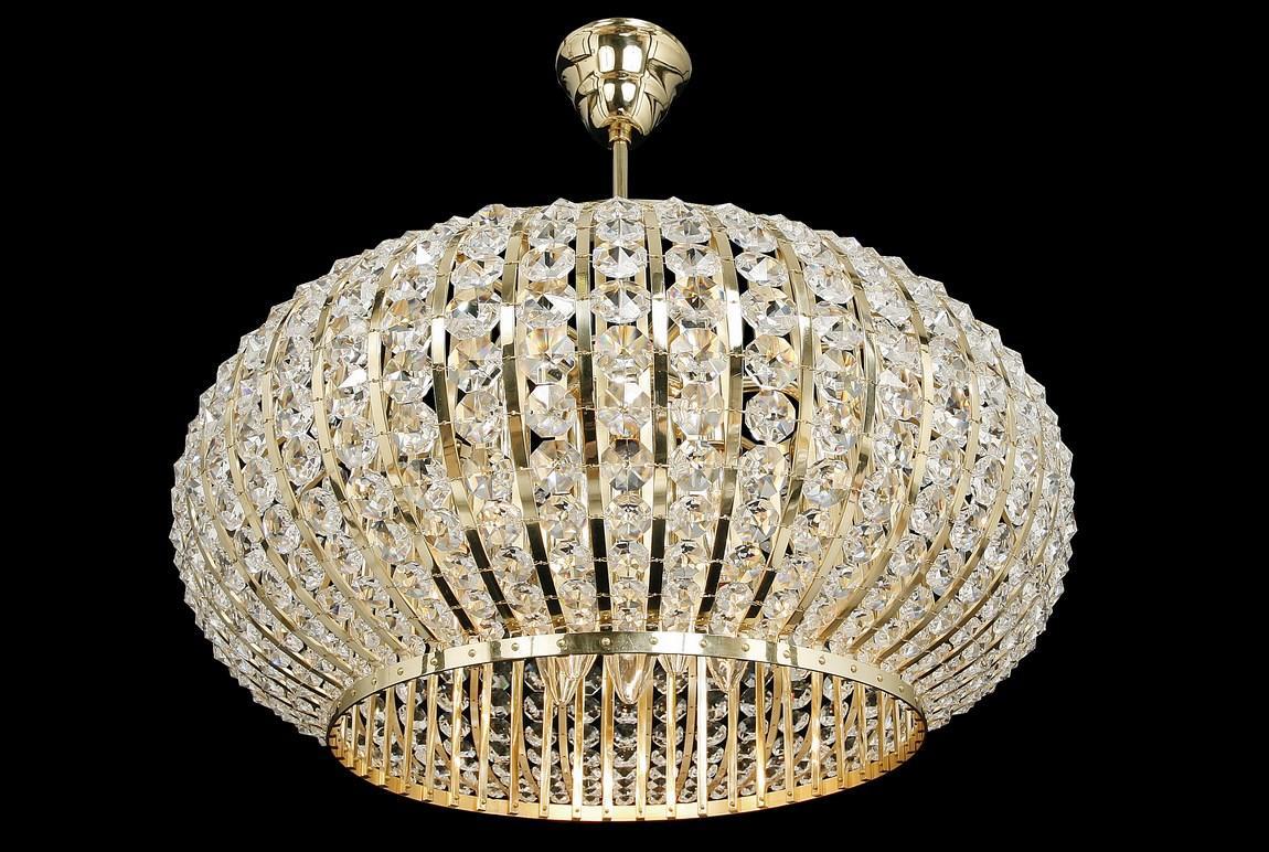 Luminaire doré en forme de sphère aplatie, entièrement garni de cristaux facettés sur fond noir.