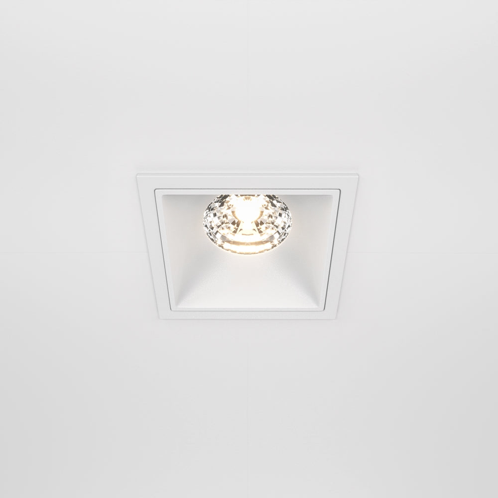Spot encastré carré blanc au plafond, face avant allumée