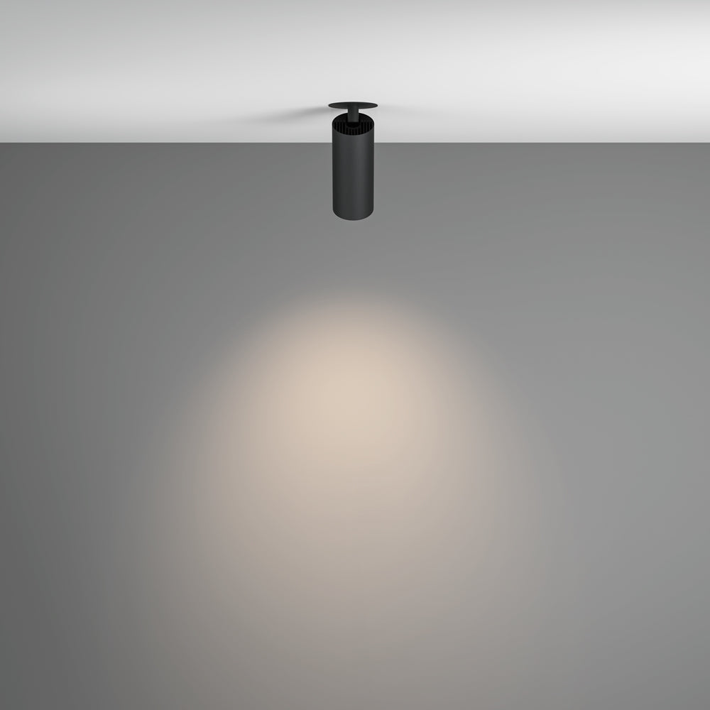 Mise en ambiance : tache lumineuse chaude projetée au sol par le spot.