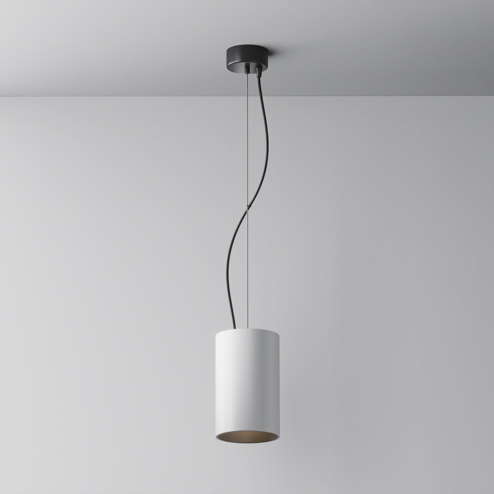 Luminaire suspendu blanc vu de face, cylindre allongé sur fond gris clair.