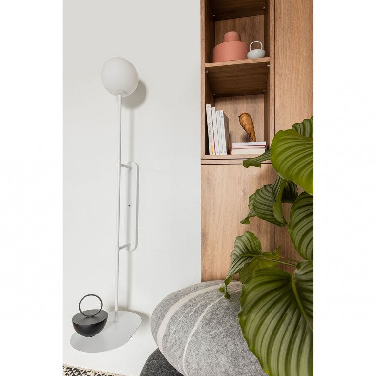Mise en ambiance, applique blanche fixée au mur près d'une étagère en bois