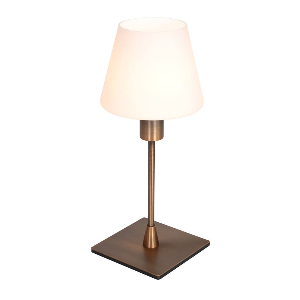Lampe de table allumée, abat-jour conique blanc, tige et socle carré en bronze.
