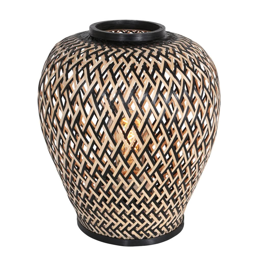 Lampe de table en bambou tressé noir et marron, éclairée sur fond blanc