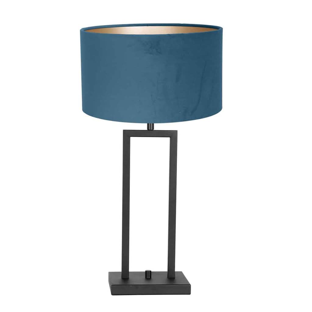 Vue de face de la lampe de table, abat-jour cylindrique bleu et socle métal noir.