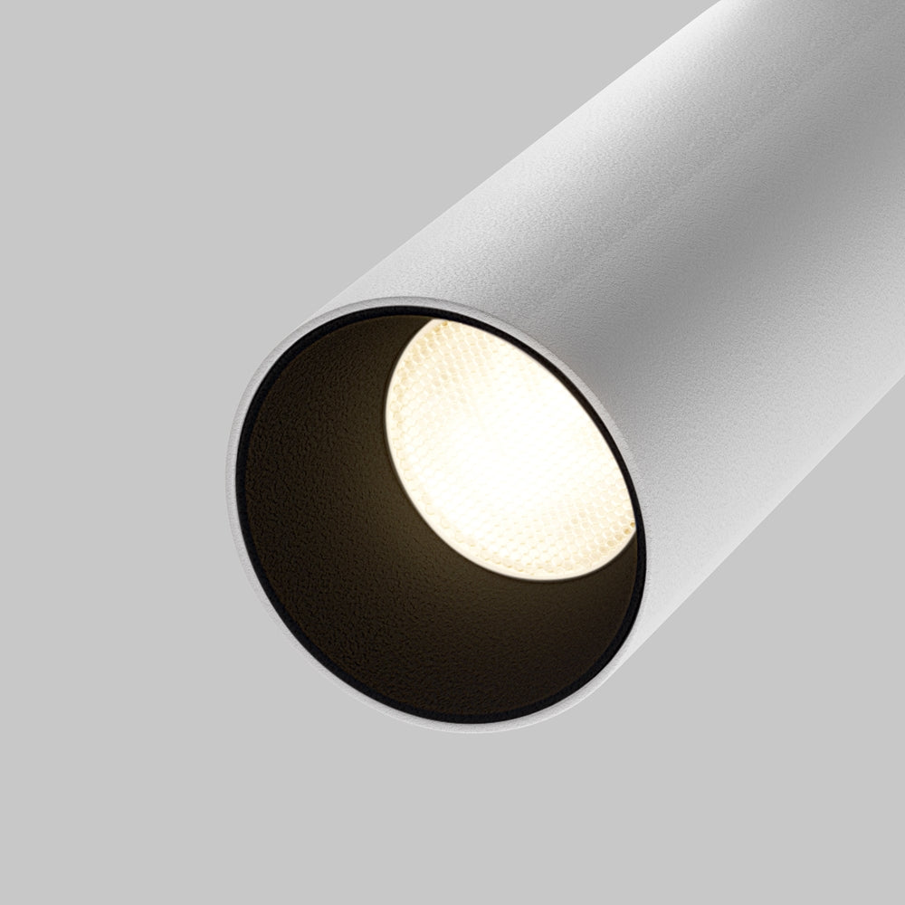 Gros plan sur la lentille LED et l'intérieur noir du projecteur blanc