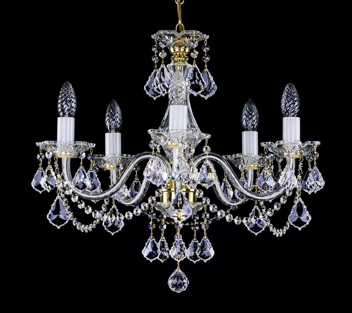 Lustre en cristal à cinq bras suspendu par une chaîne dorée, fond noir.