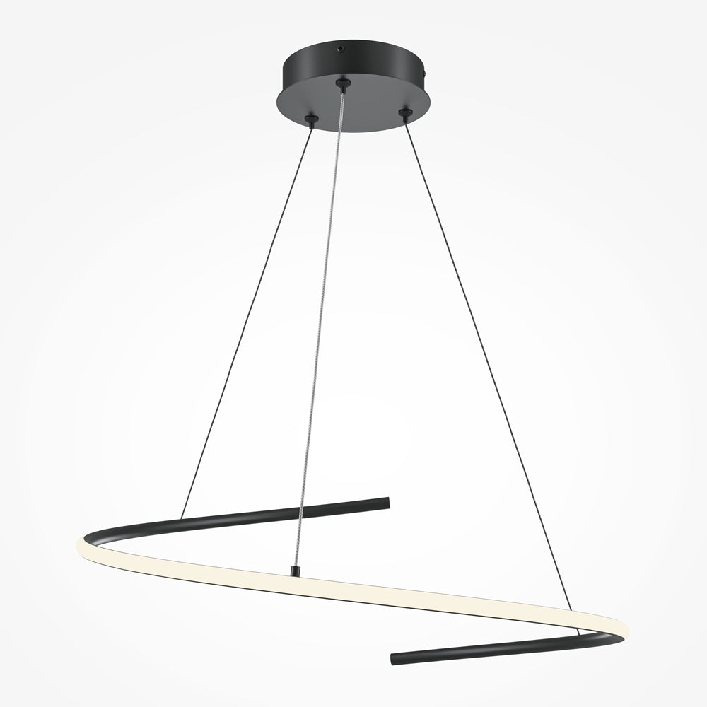 Luminaire suspendu noir en spirale courbe, vue de trois quarts sur fond clair