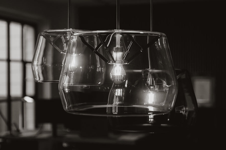 Vue rapprochée de plusieurs abat-jours en verre transparent photographiés en contre-jour