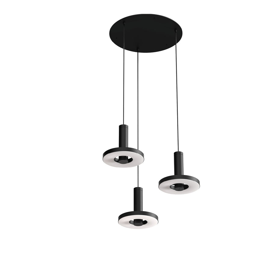 Vue des trois lumières suspendues en cercle sous une rosace noire