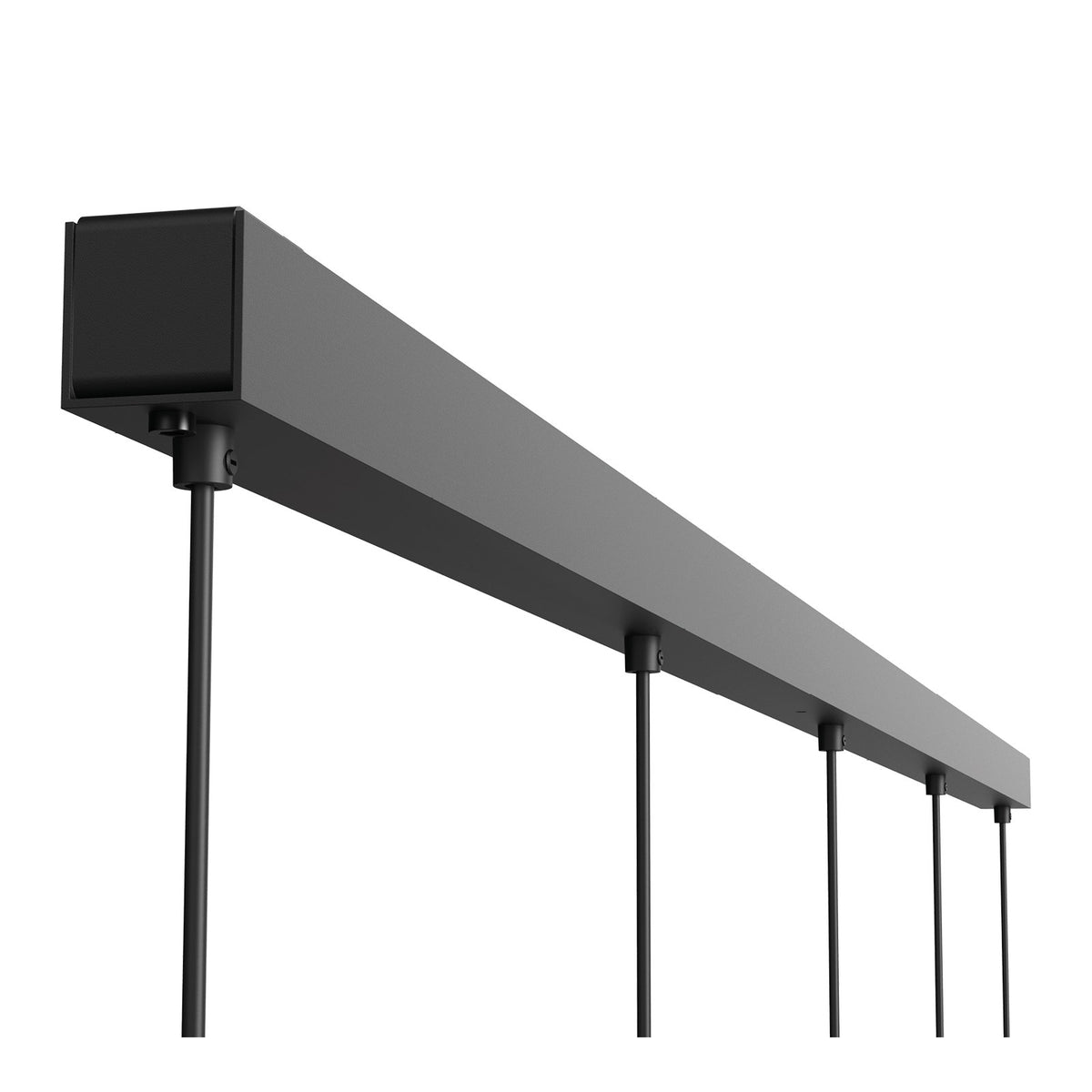 Détail du support rectangulaire noir, cinq câbles sortant du boîtier fixé au plafond.