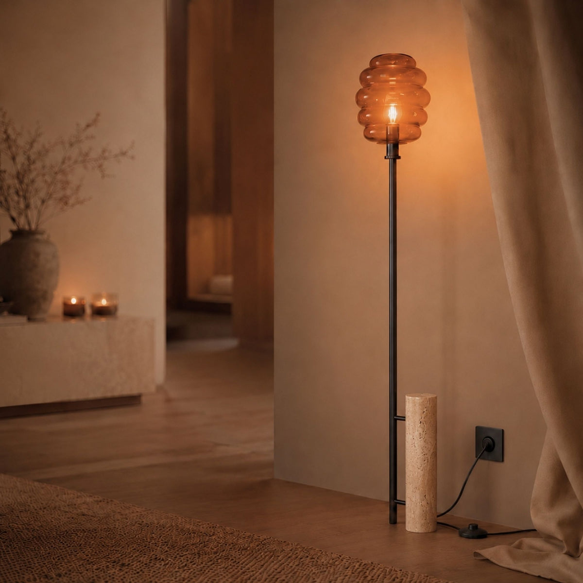 Lampadaire allumé dans un coin de salon, rideau beige et bougies en arrière-plan