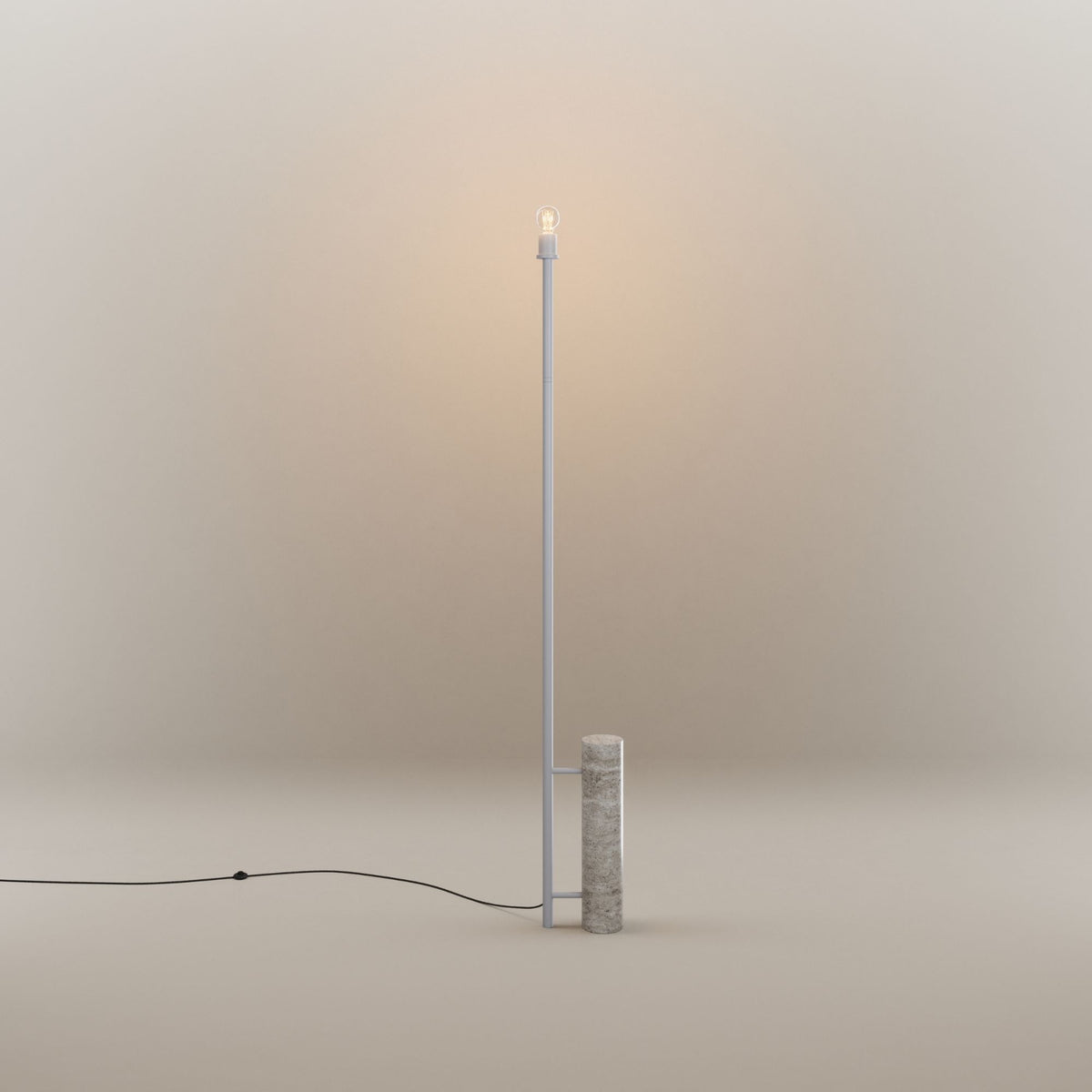 Vue produit sur fond neutre, tige blanche et base cylindrique en travertin avec cordon.