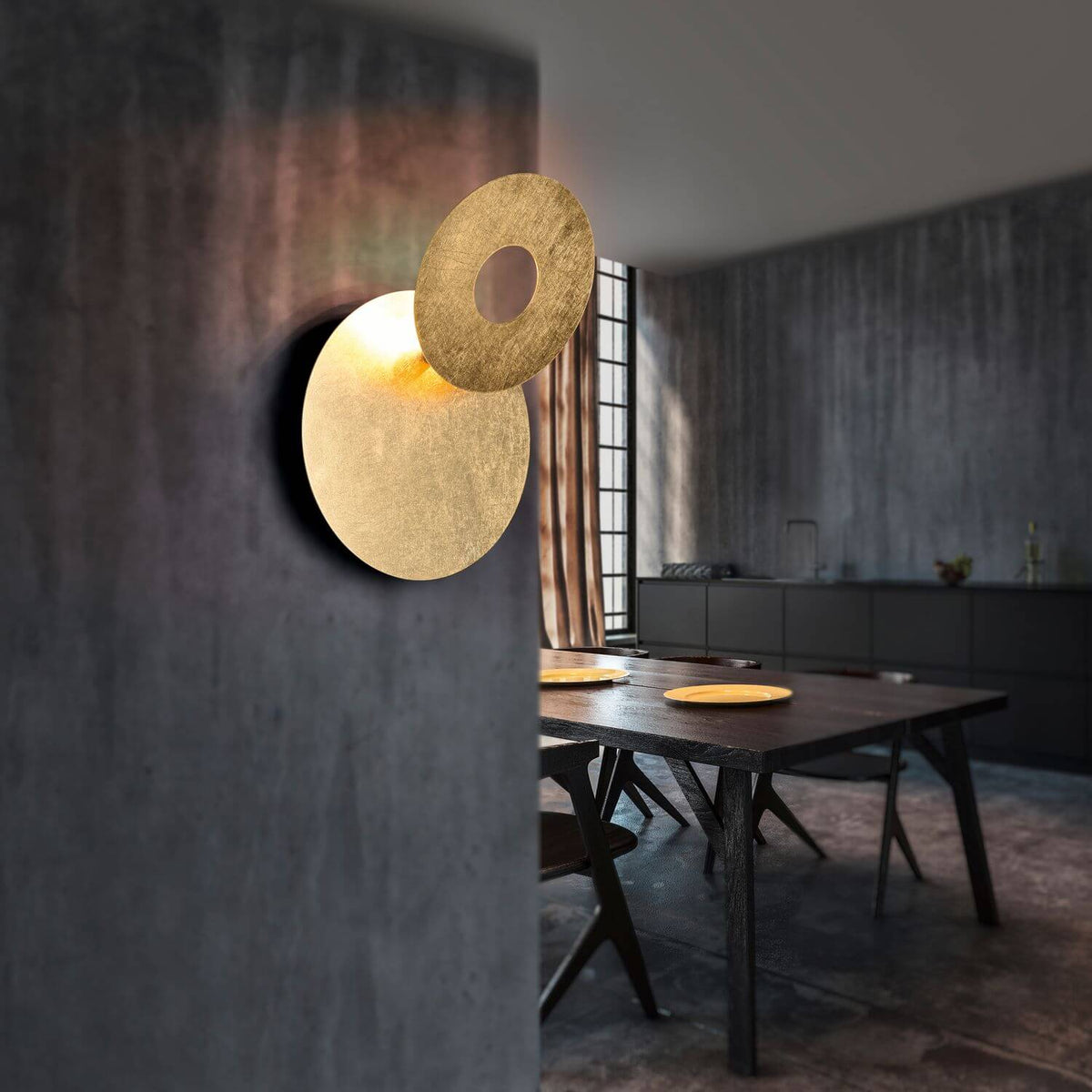 Applique dorée allumée fixée sur un mur gris, intérieur contemporain en arrière-plan