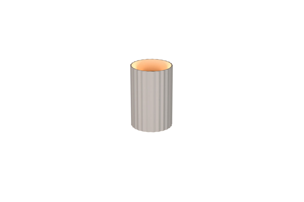 Vue en plongée montrant l intérieur orange et la lumière allumée du luminaire cylindrique.